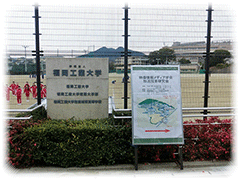 会場最寄駅出口にて